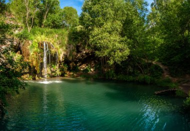 Şelale ve yaz ormanda rahatlamak için bir güzel lagün göl