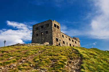 Dağ tepe Pip Ivan Doğu Karpatlar yaz, Ukrayna Chornohora aralığının üzerinde eski taş Gözlemevi kalıntıları.