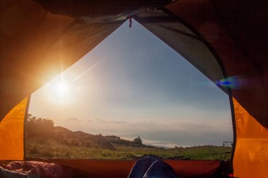 turist çadırdan dağ Vadisi, Karpatlar görüntüleyin; Ukrayna