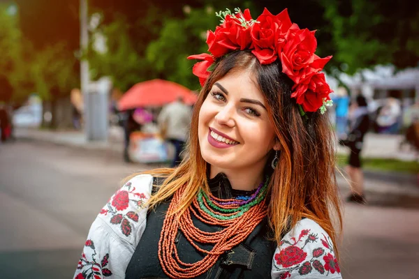 Chmelnickij Ukrajina Května 2016 Dívka Tradiční Ukrajinské Oblečení Přehlídce Vyshyvanok — Stock fotografie