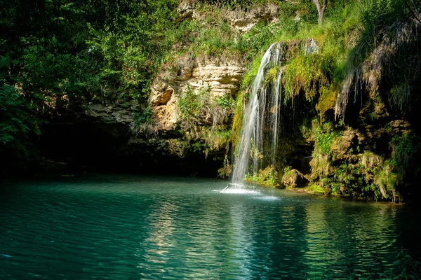 Wasserfall Und Ein Schöner Lagunensee Zum Entspannen Sommerwald — Stockfoto