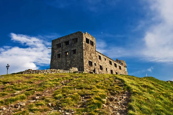 Dağ tepe Pip Ivan Doğu Karpatlar yaz, Ukrayna Chornohora aralığının üzerinde eski taş Gözlemevi kalıntıları.