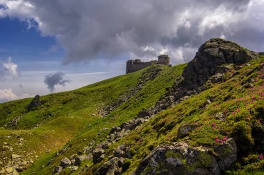Dağ tepe Pip Ivan Doğu Karpatlar yaz, Ukrayna Chornohora aralığının üzerinde eski taş Gözlemevi kalıntıları.