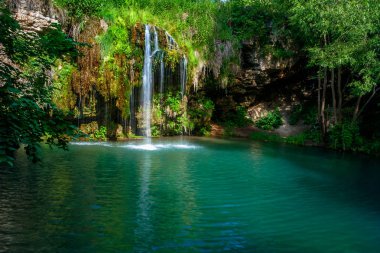 Şelale ve yaz ormanda rahatlamak için bir güzel lagün göl