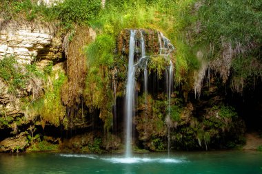 Şelale ve yaz ormanda rahatlamak için bir güzel lagün göl