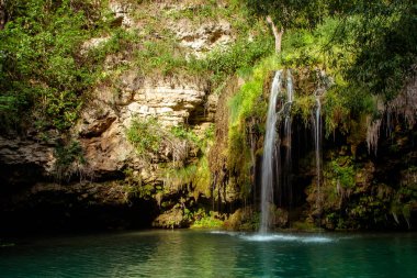 Şelale ve yaz ormanda rahatlamak için bir güzel lagün göl