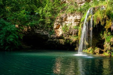 Şelale ve yaz ormanda rahatlamak için bir güzel lagün göl