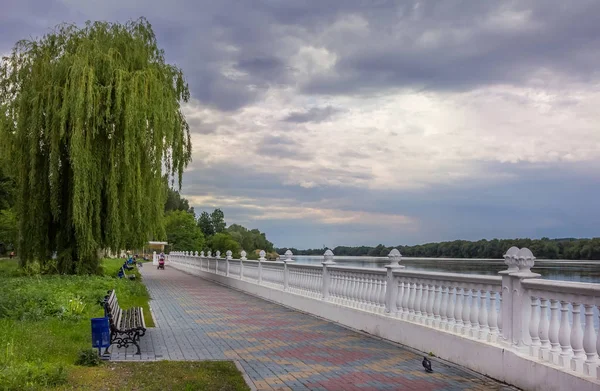 Embankment Dans Parc Par Temps Tempête — Photo