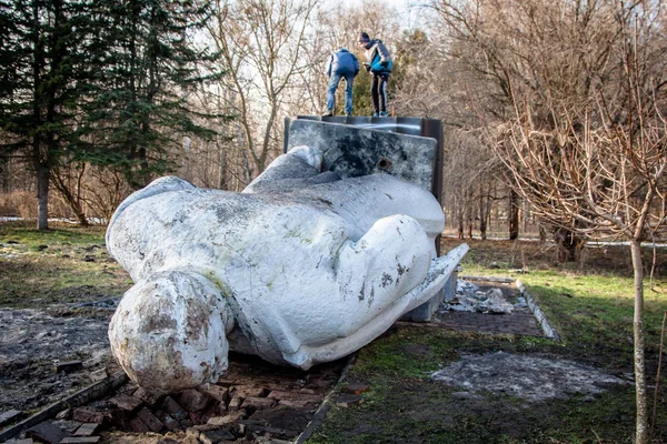 ウクライナ フメリニツキー 2014 少年と都市公園におけるレーニンの解体記念碑 — ストック写真