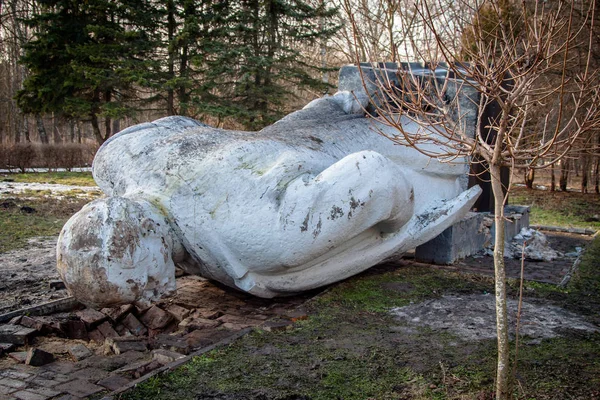 ウクライナ フメリニツキー 2014 都市公園におけるレーニンの解体記念碑 — ストック写真