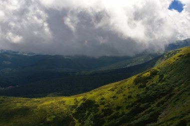 Güzel dağlar ve Karpatlar mavi gökyüzünde. Ukrayna