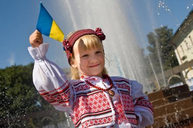 Khmelnitsky, Ukrayna - 24 Ağustos 2011. Ukrayna Bağımsızlık günü tatile geleneksel Ukrayna giysili bir kızı.
