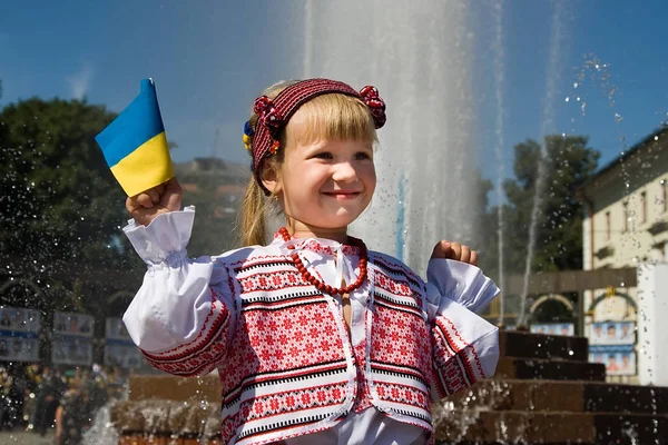 Khmelnitsky, Ukrayna - 24 Ağustos 2011. Ukrayna Bağımsızlık günü tatile geleneksel Ukrayna giysili bir kızı.