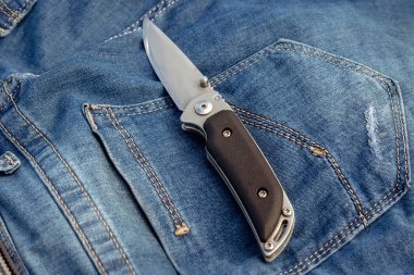 Doğada bir kot arka plan üzerinde keskin bir bıçak