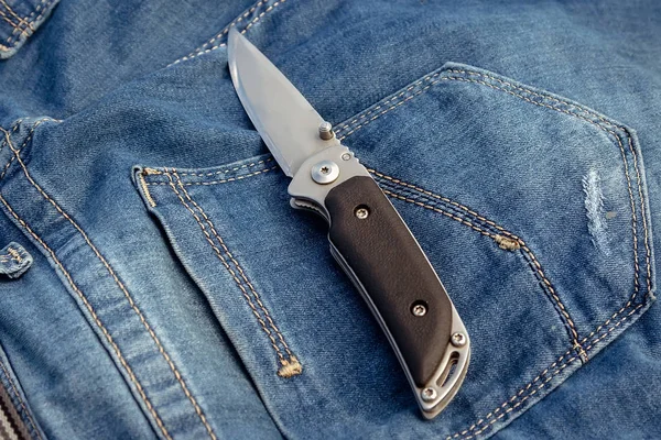 Doğada bir kot arka plan üzerinde keskin bir bıçak