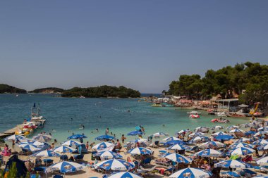 Arnavutluk, ksamil -13 Temmuz 2018. Ionian Sea sahilde turistler dinlenme