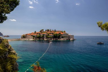 Budva 'daki Sveti Stefan adası güzel bir yaz günü, Karadağ