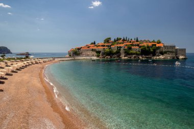 Budva 'daki Sveti Stefan adası güzel bir yaz günü, Karadağ