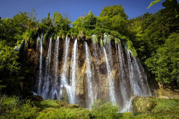 Plitvice Gölleri Milli Parkı'nda güzel şelale. Hırvatistan