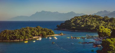 Arnavutluk'ta bir tatil için şemsiye ile güzel bir plaj. İyonya Denizi