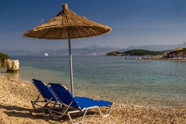 Arnavutluk'ta bir tatil için şemsiye ile güzel bir plaj. İyonya Denizi