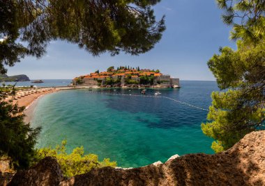 Budva 'daki Sveti Stefan adası güzel bir yaz günü, Karadağ