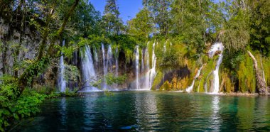 Plitvice Gölleri Milli Parkı'nda güzel şelale. Hırvatistan