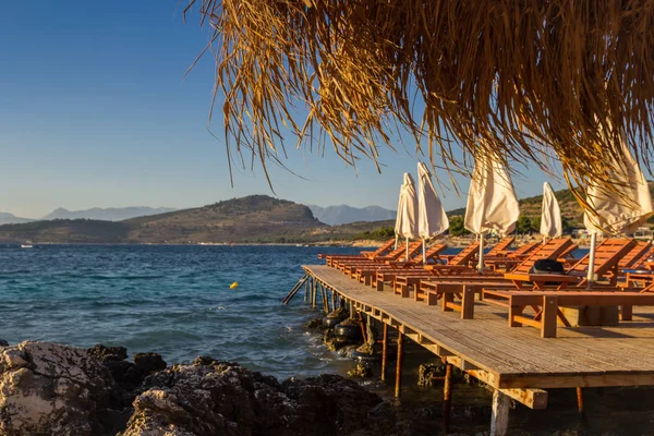 Arnavutluk'ta güzel plaj tatil için. İyonya Denizi