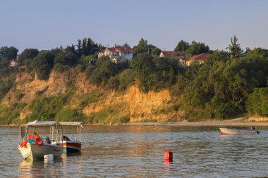 Deniz ve botları Yunanistan'daki sahilde