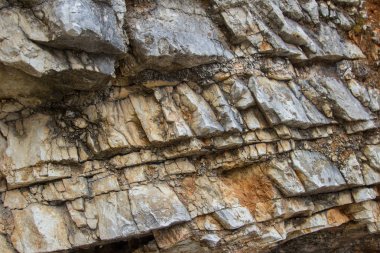 Arnavutluk'ta sahilde güzel taş doku