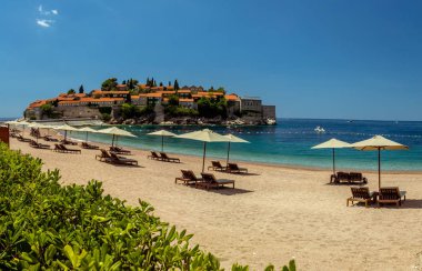 Budva 'daki Sveti Stefan adası güzel bir yaz günü, Karadağ