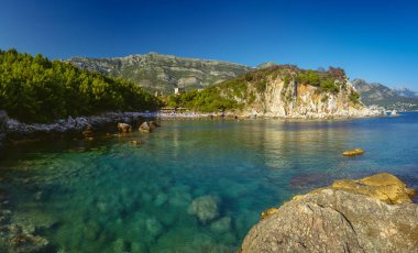 Adriyatik Denizi güzel sahilde. Karadağ.