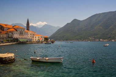 Güneşli Akdeniz manzara. Karadağ, Kotor Körfezi. 