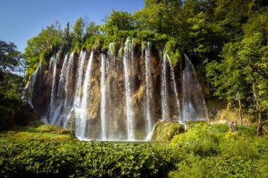 Plitvice Gölleri Milli Parkı'nda güzel şelale. Hırvatistan