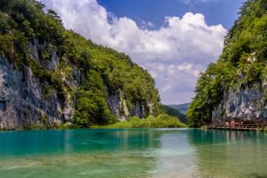 Plitvice Lakes Ulusal Parkı 'nın güzel manzarası. Hırvatistan