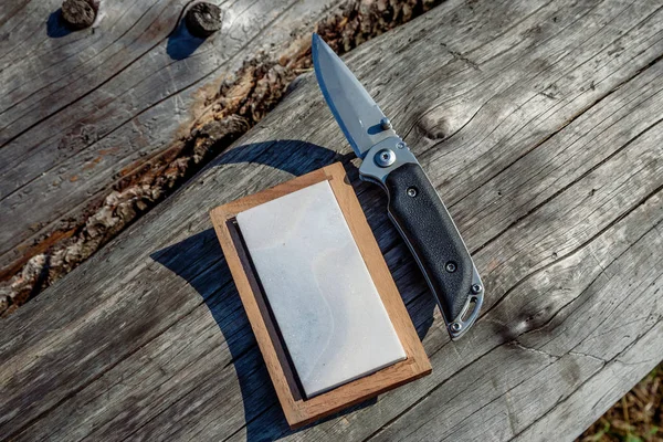 Ostrý Nůž Brus Dřevěné Pozadí — Stock fotografie