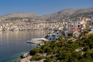 Arnavutluk. Saranda - 16 Temmuz 2018. Şehir merkezinde plajlar