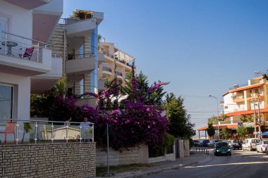 Arnavutluk. Saranda - 16 Temmuz 2018. Güneşli bir şehrin sokaklarında