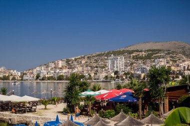 Arnavutluk. Saranda - 16 Temmuz 2018. Şehir merkezinde plajlar