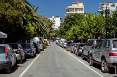 Arnavutluk. Saranda - 16 Temmuz 2018. Güneşli bir şehrin sokaklarında