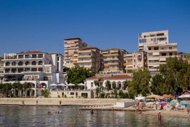 Arnavutluk. Saranda - 16 Temmuz 2018. Şehir merkezinde plajlar