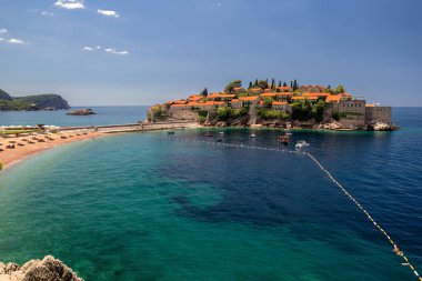 Budva 'daki Sveti Stefan adası güzel bir yaz günü, Karadağ