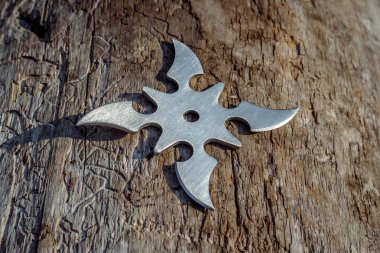Shuriken (fırlatma yıldızı), geleneksel Japon Ninja soğuk silahı ahşap arka planda sıkışmış