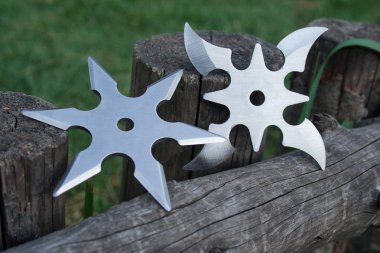 Shuriken (fırlatma yıldızı), geleneksel Japon Ninja soğuk silahı ahşap arka planda sıkışmış