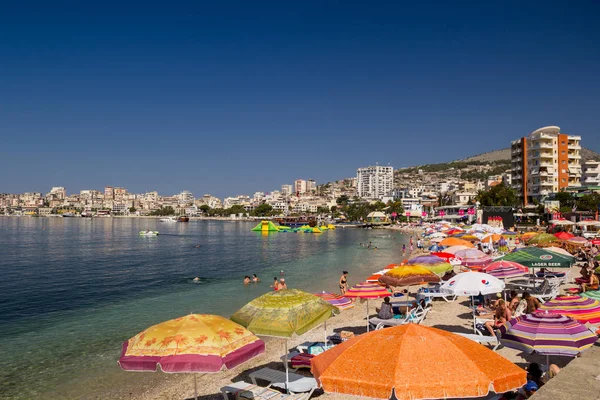 Arnavutluk. Saranda - 16 Temmuz 2018. Şehir merkezinde plajlar