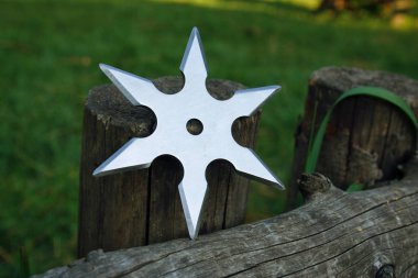 Shuriken (fırlatma yıldızı), geleneksel Japon Ninja soğuk silahı ahşap arka planda sıkışmış