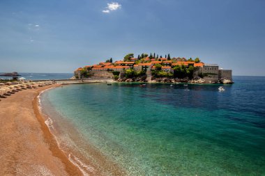 Budva 'daki Sveti Stefan adası güzel bir yaz günü, Karadağ.
