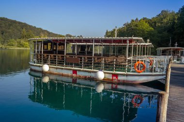 Vapuru Plitvice Gölleri geçişi. Hırvatistan