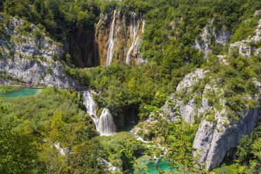Plitvice Gölleri Milli Parkı'nda güzel şelale. Hırvatistan.