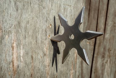 Shuriken (fırlatma yıldızı), geleneksel Japon Ninja soğuk silahı ahşap arka planda sıkışmış